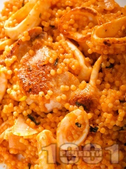 Пиле с кус кус, калмари и доматен сос на котлон - снимка на рецептата